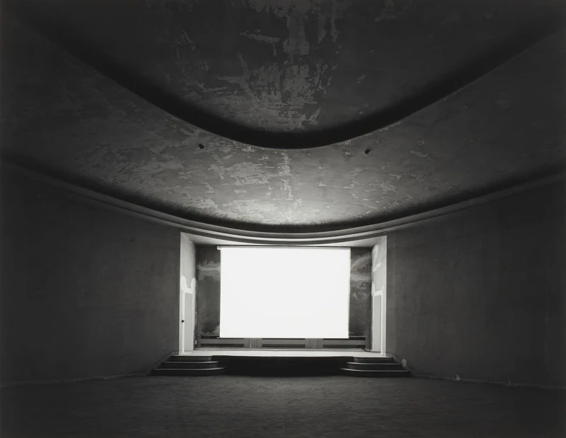 杉本博司，《廢墟劇場：法國巴黎東京宮 37 號廳》，2013，銀鹽相紙，42公分×54公分，東京都寫真美術館典藏。圖像由東京都寫真美術館提供。