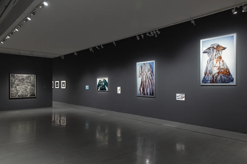 石內都攝影作品展出現場，臺北市立美術館提供