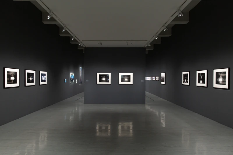 北美館「時代劇場：當代影像的複數演繹」展場入口照，臺北市立美術館提供