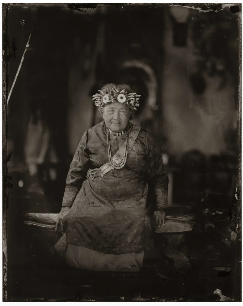 何經泰，《百年不斷的人神之約：排灣族五年祭》，2018，濕版攝影、基底材料鋁板，30 公分×36.4公分。圖像由藝術家提供