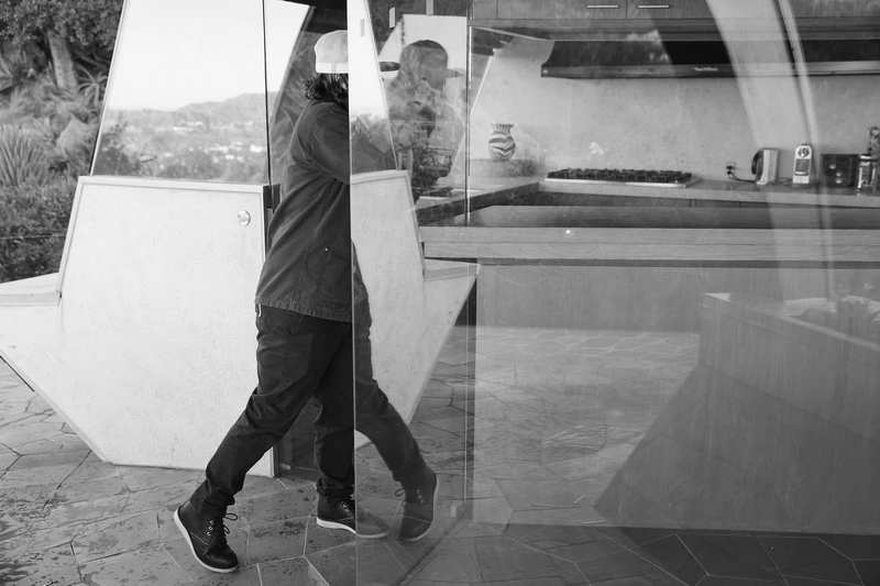 凱薩琳．歐佩，《現代主義者》，2017，影片，21分44秒。圖像由藝術家、洛杉磯Regen Projects畫廊及紐約、首爾、倫敦立木畫廊提供。