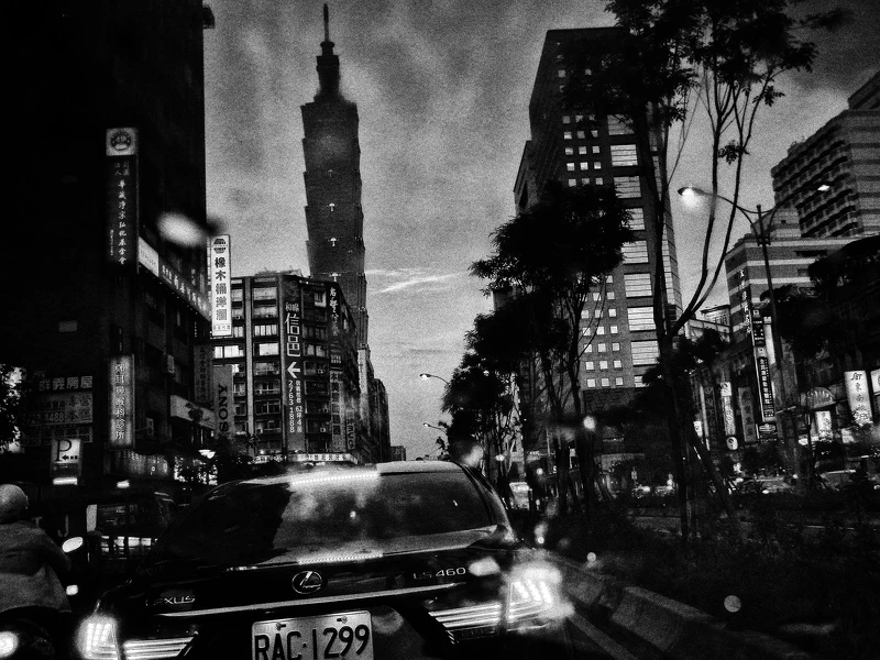 森山大道，《記錄：台灣》，2011、2014，數位輸出，100 公分×150公分。圖像由藝術家、 Akio Nagasawa及亞紀畫廊提供。