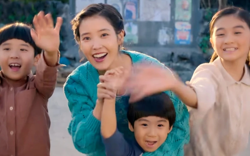 《苦盡柑來遇見你》站在岸邊等待寬植的愛純與他的金銀銅©Netflix 《苦盡柑來遇見你》站在岸邊等待寬植的愛純與他的金銀銅©Netflix