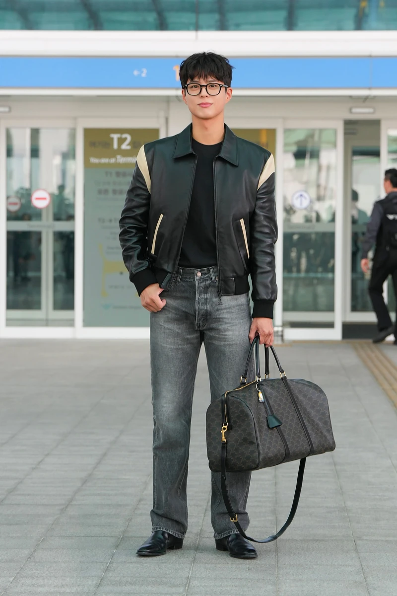 標誌印花牛皮革大型旅行袋，NT89,000。