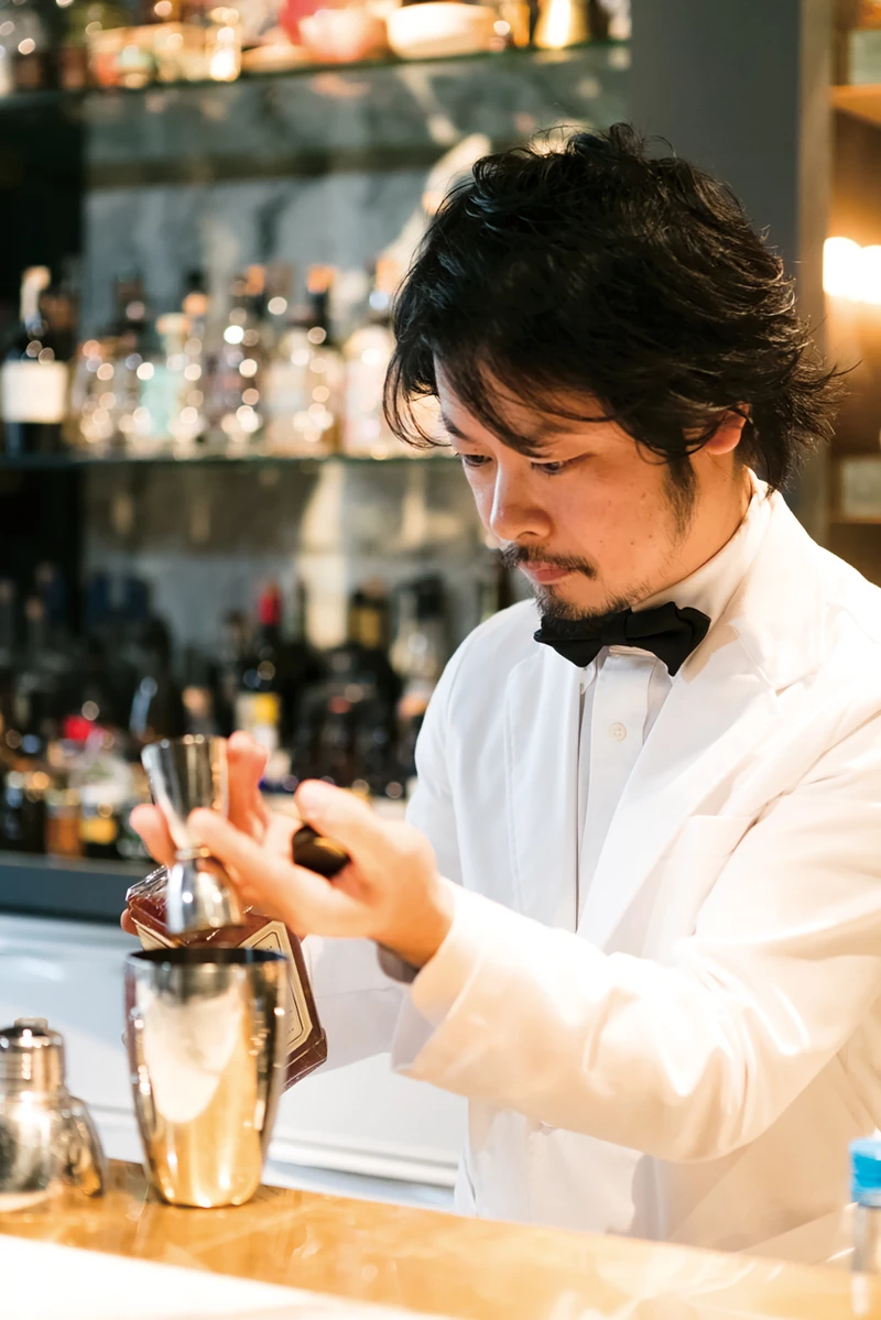 而作為一名專業調酒師,他不僅是著眼在風味表現,對於器皿也有自己的一套哲理。 而作為一名專業調酒師,他不僅是著眼在風味表現,對於器皿也有自己的一套哲理。