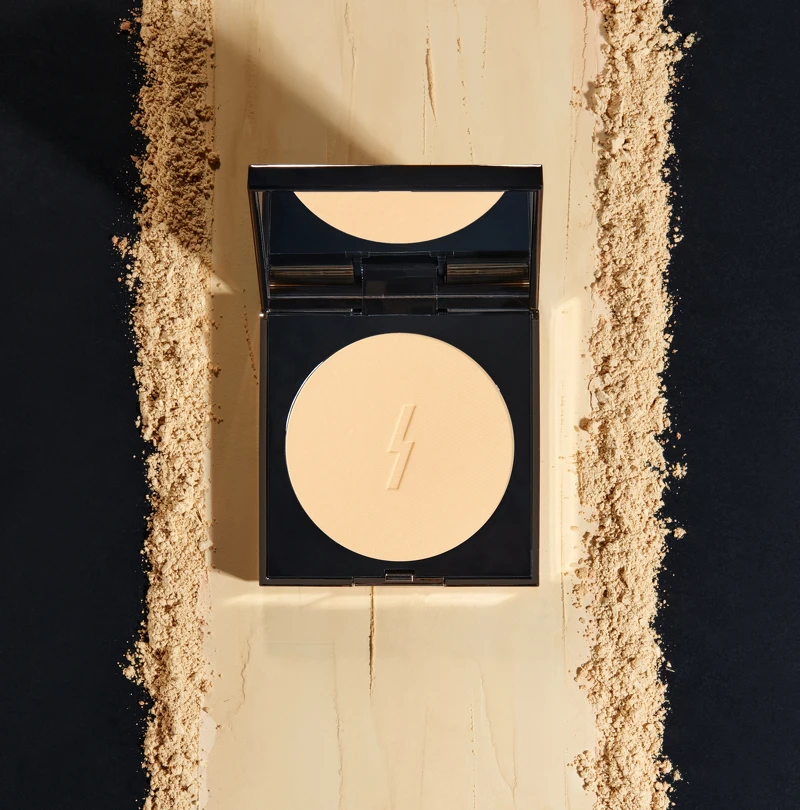 PONY EFFECT零粉感柔焦粉餅SPF30/PA+++情境圖。 PONY EFFECT零粉感柔焦粉餅SPF30/PA+++情境圖。