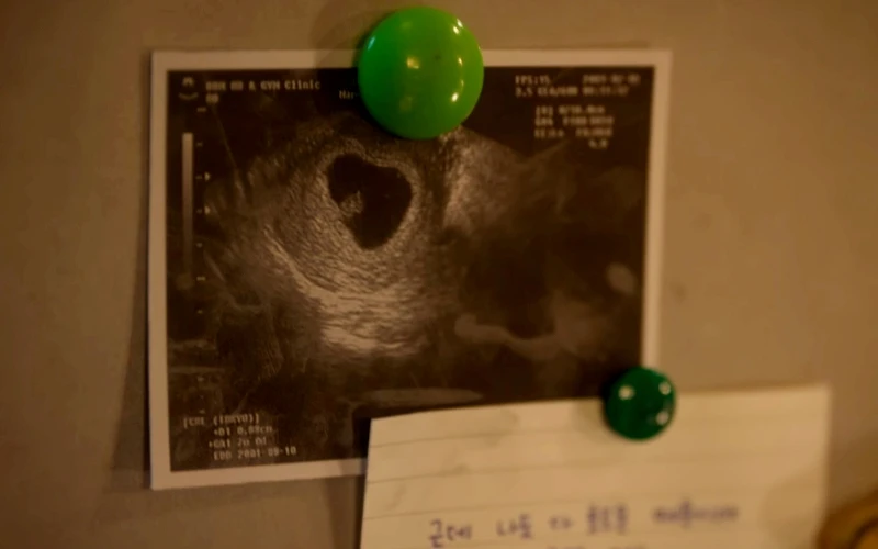 《苦盡柑來遇見你》金明寫紙條+超音波照告訴父母懷孕的事©Netflix 《苦盡柑來遇見你》金明寫紙條+超音波照告訴父母懷孕的事©Netflix