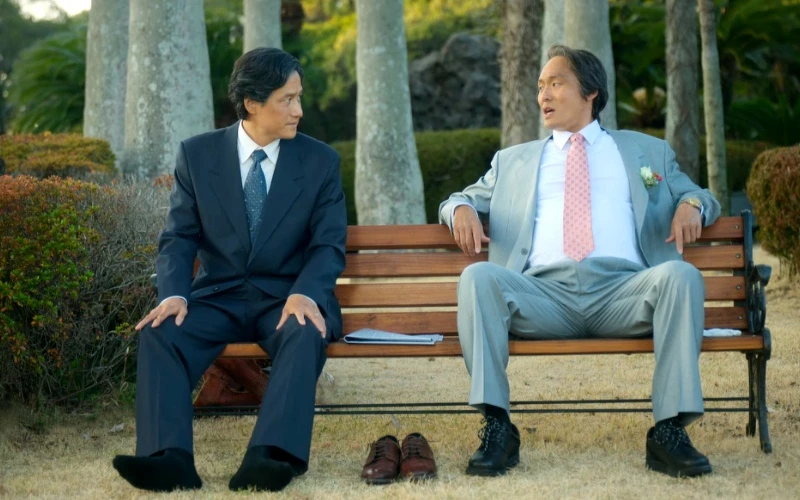 《苦盡柑來遇見你》夫商吉羨慕寬植有家人買鞋給他 ©Netflix 《苦盡柑來遇見你》夫商吉羨慕寬植有家人買鞋給他 ©Netflix