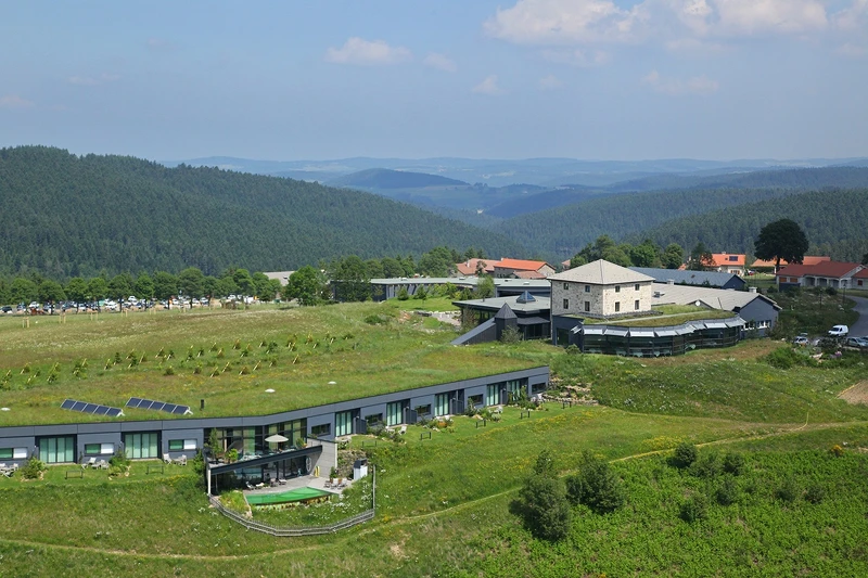 Chef Marcon 餐廳位於天然資源豐沛的聖博內勒弗魯瓦(Saint-Bonnet-Le-Froid)為家鄉帶來絡繹不絕人潮。 Chef Marcon 餐廳位於天然資源豐沛的聖博內勒弗魯瓦(Saint-Bonnet-Le-Froid)為家鄉帶來絡繹不絕人潮。