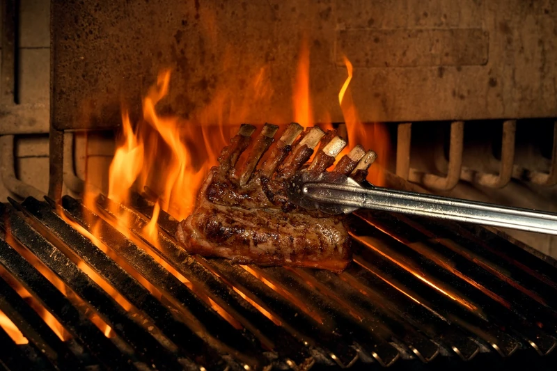 因應「國際牛肋排日」，推出「紐西蘭小牛帶骨肋排」。