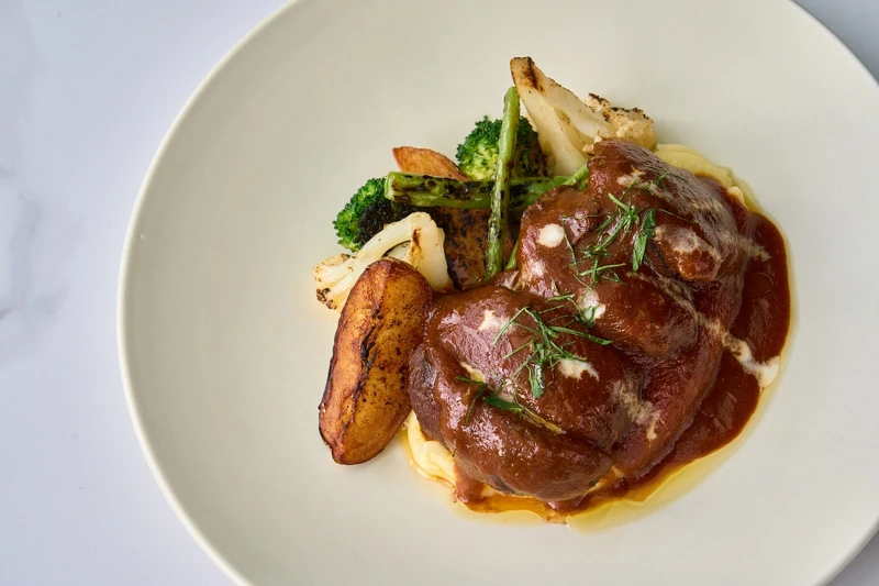 「燉煙燻豬頰肉」。