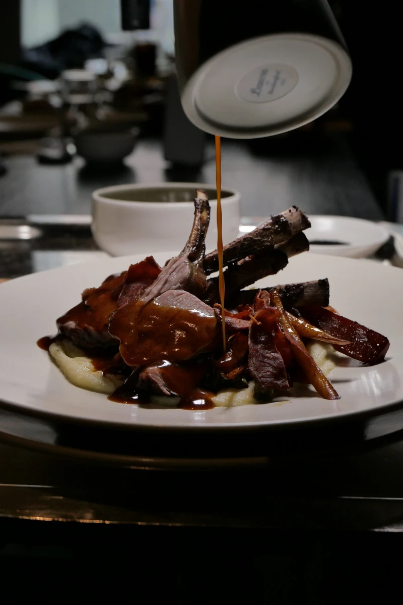 以55°C舒肥兩小時後再炭火炙燒上色，外層焦香、內裡柔嫩多汁，搭配馬鈴薯泥與香炒時蔬，細節滿滿。