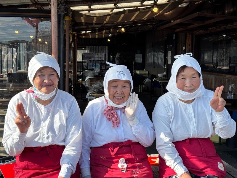 「海女」以自由潛水方式徒手撈捕漁貨,泛見日、韓等某些沿海地區,這個職業因風險較高,現少有年輕人願意接棒從事。 「海女」以自由潛水方式徒手撈捕漁貨,泛見日、韓等某些沿海地區,這個職業因風險較高,現少有年輕人願意接棒從事。