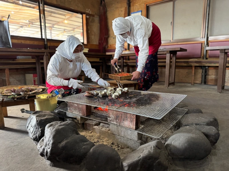 在不同時節來海女小屋品嚐當季特產,每的10到4月是龍蝦產季,夏天則是海參當道的季節。 在不同時節來海女小屋品嚐當季特產,每的10到4月是龍蝦產季,夏天則是海參當道的季節。