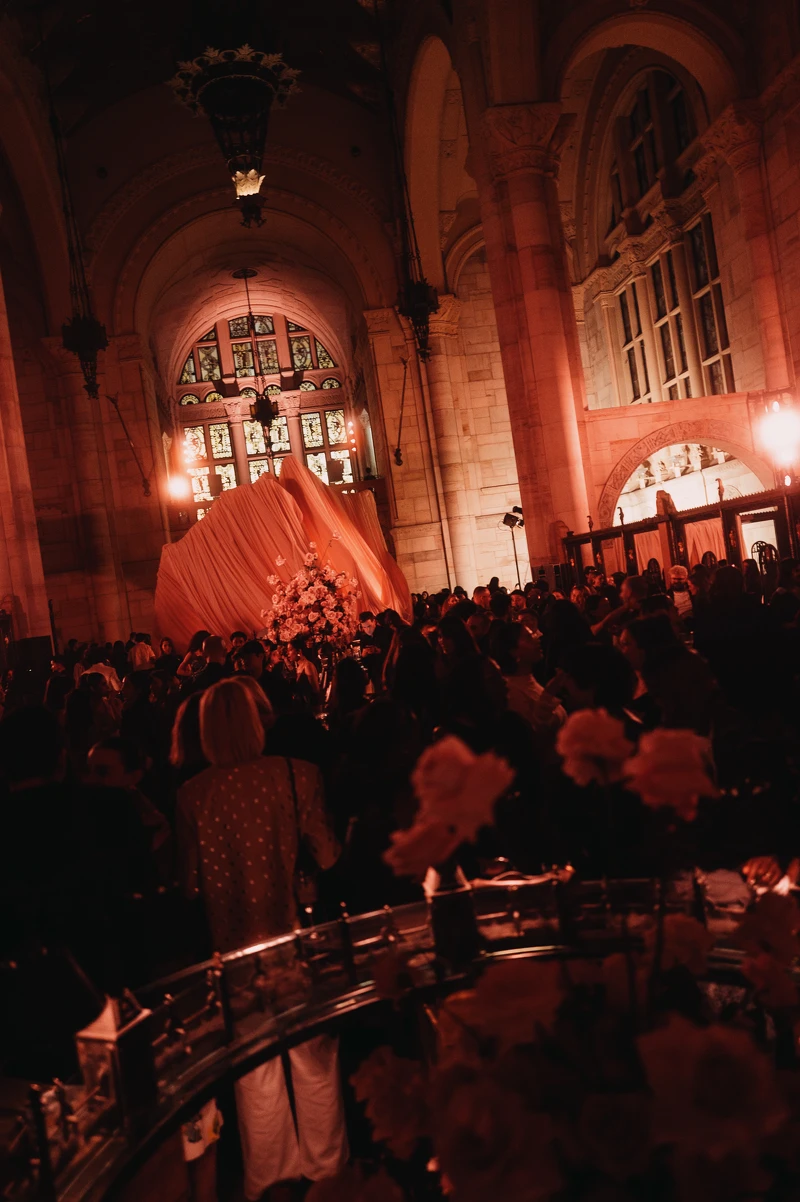 賓客們如置身一場超現實的春日童話之中,穿梭於花影交錯的空間裡,品嘗玫瑰特調雞尾酒、香檳塔如流水般綻放,香氣與泡沫彷彿也在低語著設計中的細節與靈魂。 賓客們如置身一場超現實的春日童話之中,穿梭於花影交錯的空間裡,品嘗玫瑰特調雞尾酒、香檳塔如流水般綻放,香氣與泡沫彷彿也在低語著設計中的細節與靈魂。