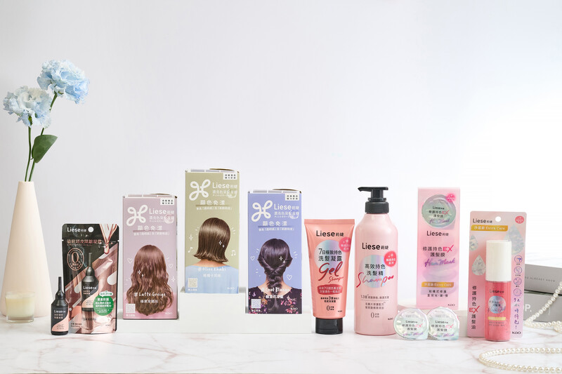 由左至右:染前頭皮隔離、莉婕濃亮色染髮凝膠-榛果拿鐵灰、橄欖卡其綠、蝶豆花冷藍、染後洗護系列 由左至右:染前頭皮隔離、莉婕濃亮色染髮凝膠-榛果拿鐵灰、橄欖卡其綠、蝶豆花冷藍、染後洗護系列