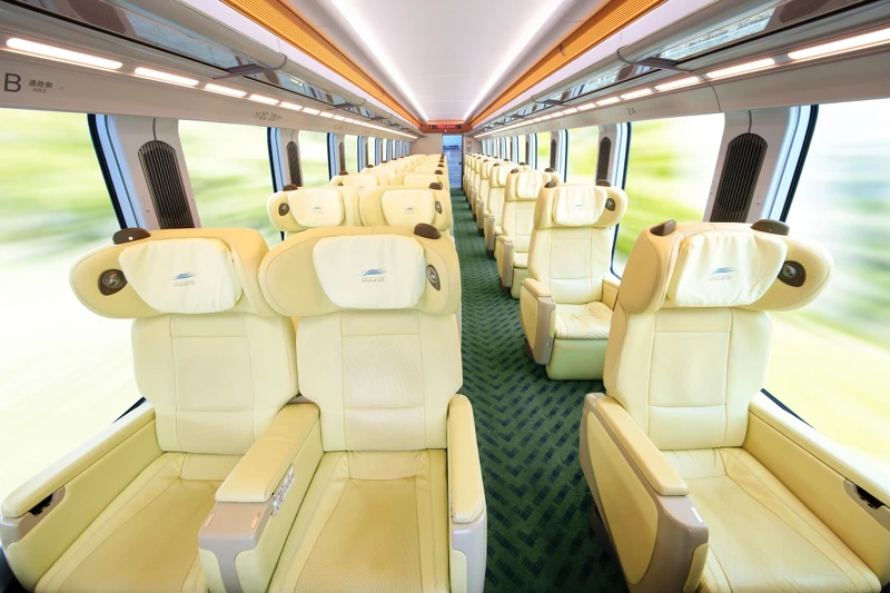 SHIMAKAZE島風號座椅使用柔軟真皮,採並排三個座位(2+1)的配置,空間寬裕並講究舒適性。 SHIMAKAZE島風號座椅使用柔軟真皮,採並排三個座位(2+1)的配置,空間寬裕並講究舒適性。