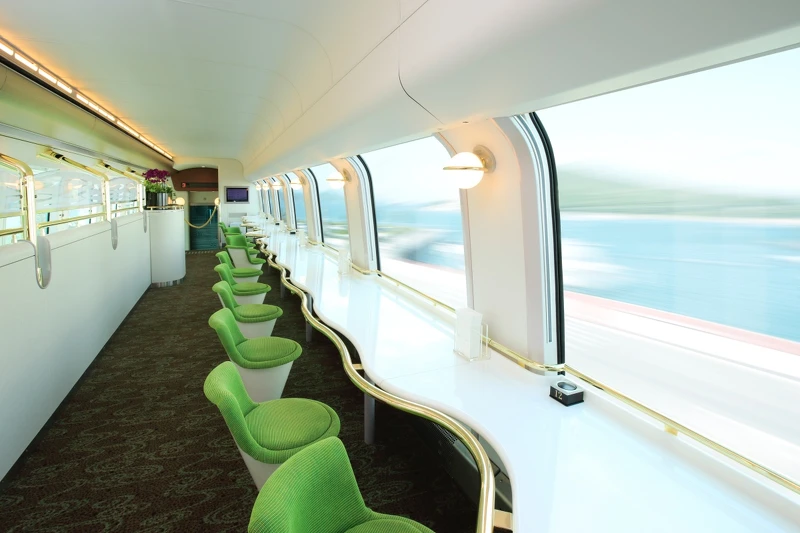 咖啡廳車廂餐桌的波浪型設計,讓你在沙灘的浪漫氛圍中享用美味蛋糕與餐點。 咖啡廳車廂餐桌的波浪型設計,讓你在沙灘的浪漫氛圍中享用美味蛋糕與餐點。