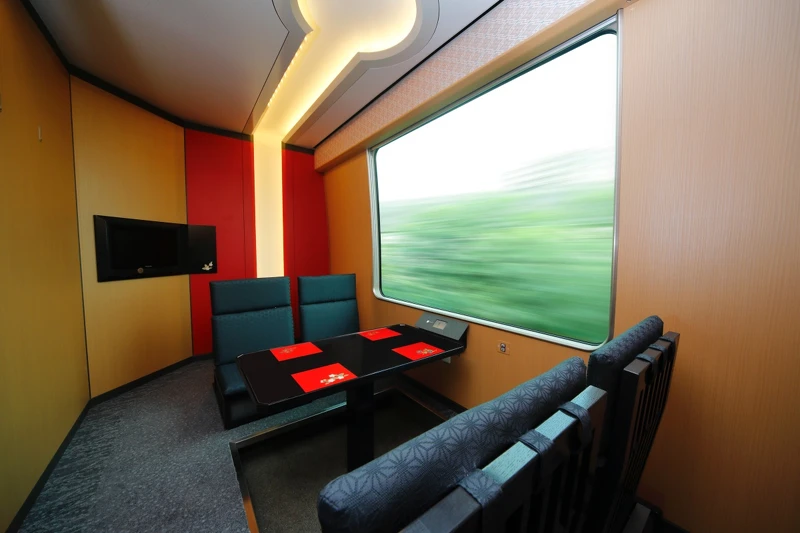 和式裝潢的四人包廂裡,和室椅、挖洞式座位和柔和的間接照明,讓你悠閒享受這些和式品味交織成的「溫和」時光。 和式裝潢的四人包廂裡,和室椅、挖洞式座位和柔和的間接照明,讓你悠閒享受這些和式品味交織成的「溫和」時光。