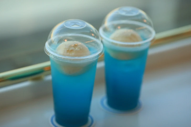 點一杯湛藍色的漂浮冰淇淋特調,向即將抵達的大海致敬。 點一杯湛藍色的漂浮冰淇淋特調,向即將抵達的大海致敬。