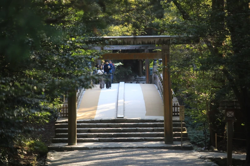 伊勢神宮的正式名稱為「神宮」,由供奉天照大御神的皇大神宮(內宮)以及供奉豊受大御神的豊受大神宮(外宮)為主的125座神社所構成,其面積幾乎相當於法國巴黎市中心。在此一年內舉行約1,500場祭典,祈求皇室繁榮、國民平安及五穀豐收。 伊勢神宮的正式名稱為「神宮」,由供奉天照大御神的皇大神宮(內宮)以及供奉豊受大御神的豊受大神宮(外宮)為主的125座神社所構成,其面積幾乎相當於法國巴黎市中心。在此一年內舉行約1,500場祭典,祈求皇室繁榮、國民平安及五穀豐收。