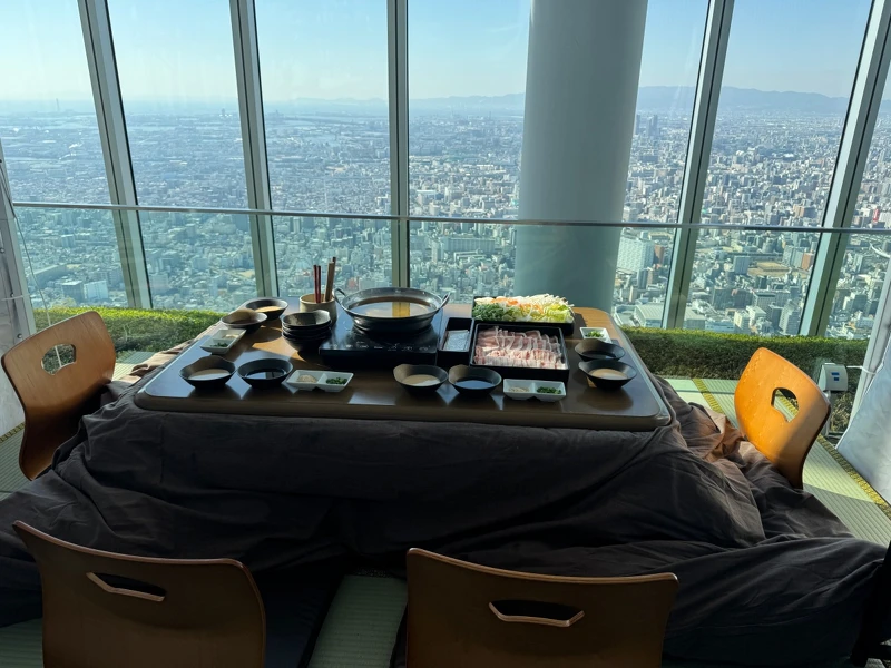 在阿倍野HARUKAS 58樓邊吃涮涮鍋邊眺望無敵市容。 在阿倍野HARUKAS 58樓邊吃涮涮鍋邊眺望無敵市容。