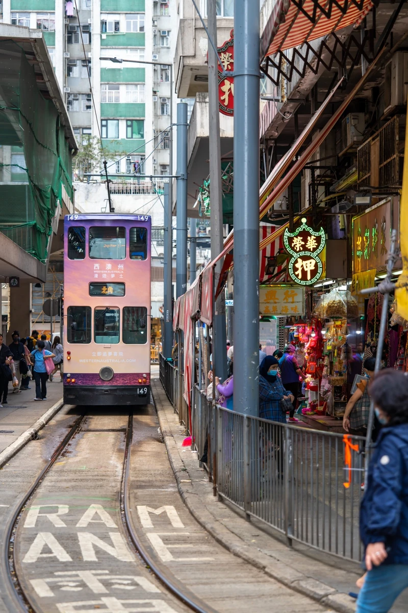 北角叮叮車駛過大街小巷。 北角叮叮車駛過大街小巷。