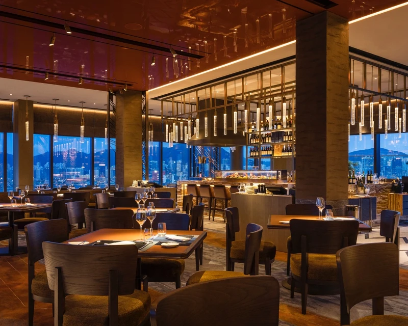 「香港維港凱悅尚萃酒店」23樓的「Cruise Restaurant & Bar」裝潢與景色迷人。 「香港維港凱悅尚萃酒店」23樓的「Cruise Restaurant & Bar」裝潢與景色迷人。