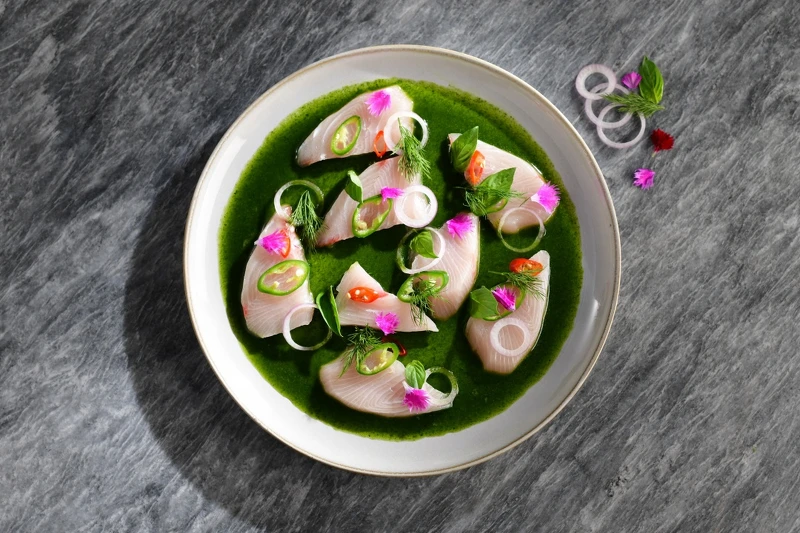 厚切鰤魚刺身佐以青檸香草汁搭配青紅辣椒。 厚切鰤魚刺身佐以青檸香草汁搭配青紅辣椒。