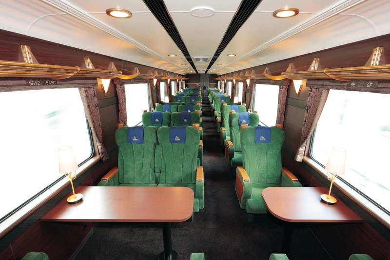 青の交響曲觀光列車內部座椅、地毯、窗簾均選用質感素材,瀰漫歐陸復古奢華風。 青の交響曲觀光列車內部座椅、地毯、窗簾均選用質感素材,瀰漫歐陸復古奢華風。