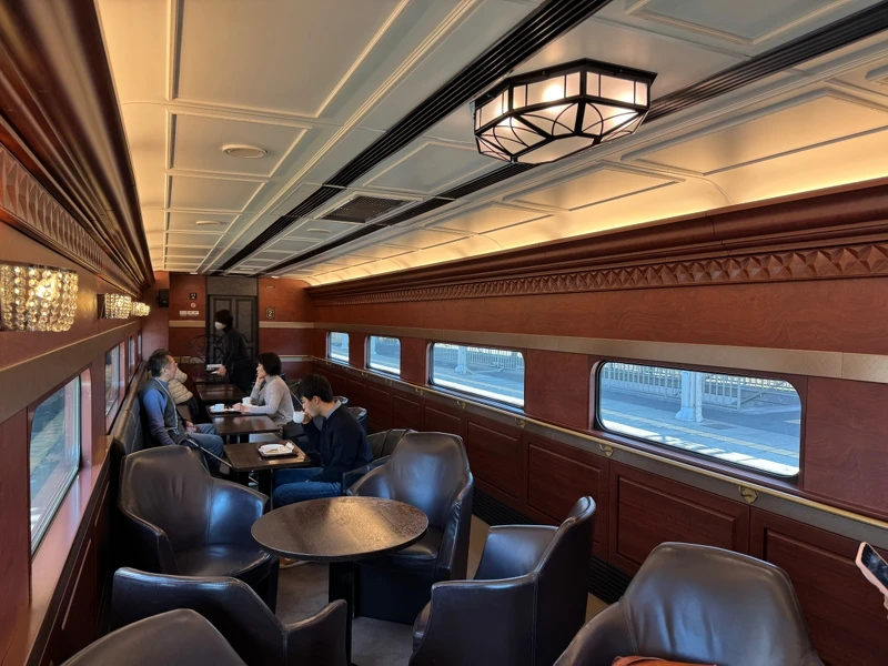 位於2號車的休息車廂,以飯店酒吧為形象的室內裝潢,營造出成熟氛圍。 位於2號車的休息車廂,以飯店酒吧為形象的室內裝潢,營造出成熟氛圍。