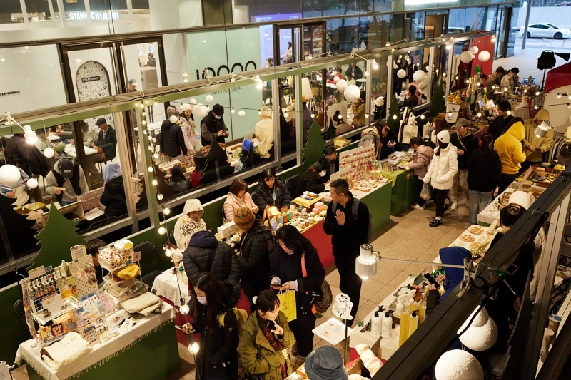 長期培育在地新創設計品牌的誠品生活文創平台expo則舉辦「肖年頭家夢想市集」，擅長玩味中古精品鈕扣飾品的手作品牌Renaissance.等45家設計品牌登場 （此為2024耶誕市集示意圖）。