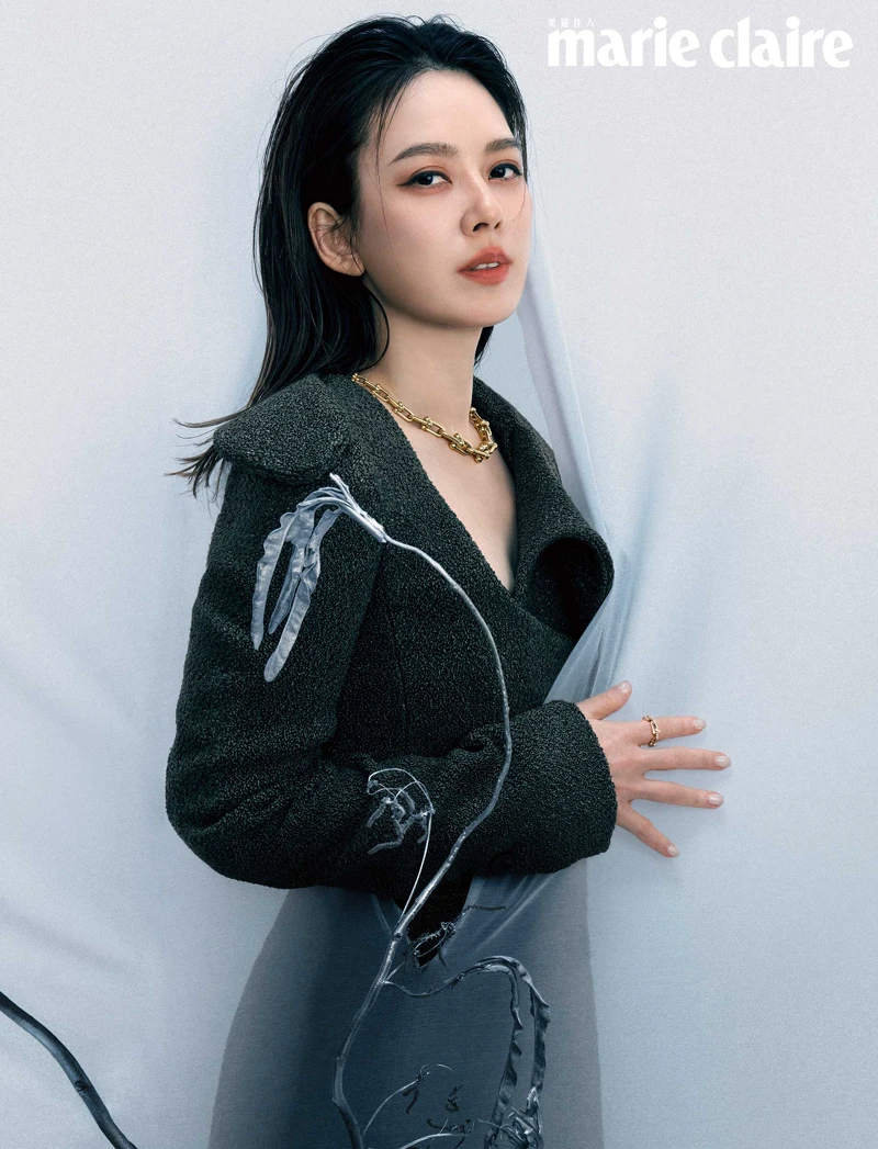 Tiffany HardWear 18K金鏈結設計項鍊、Tiffany HardWear 18K金鏈結設計鑲鑽戒指,both by Tiffany & Co.;橄欖沙色毛呢連身洋裝,Ferragamo。 Tiffany HardWear 18K金鏈結設計項鍊、Tiffany HardWear 18K金鏈結設計鑲鑽戒指,both by Tiffany & Co.;橄欖沙色毛呢連身洋裝,Ferragamo。