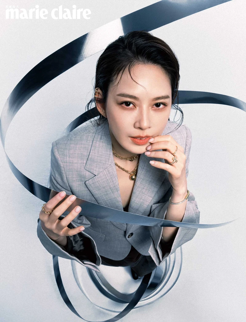 Tiffany HardWear 18K金鏈結設計項鍊,Tiffany & Co.;橄欖沙色毛呢連身洋裝,Ferragamo。 Tiffany HardWear 18K金鏈結設計項鍊,Tiffany & Co.;橄欖沙色毛呢連身洋裝,Ferragamo。