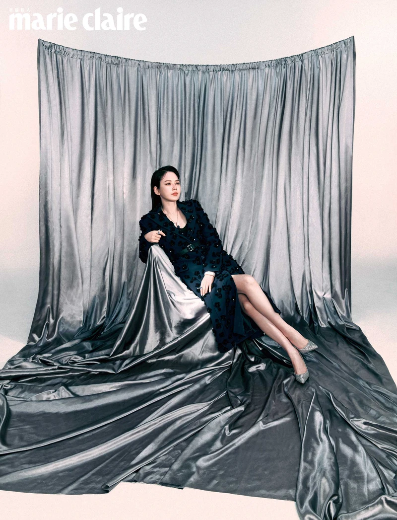 Jean Schlumberger by Tiffany高級珠寶系列鉑金及18K黃金鑲嵌坦桑石、鑽石及粉色藍寶石石上鳥鏈墜、Tiffany & Co. Schlumberger® Stitches 鉑金及18K黃金鑲嵌鑽石手環、Jean Schlumberger by Tiffany高級珠寶系列鉑金與18K黃金鑲嵌未經優化處理的藍寶石及鑽石石上鳥戒指、Jean Schlumberger by Tiffany高級珠寶蝴蝶造型系列鉑金與18K黃金鑲嵌未經優化處理的藍寶石及鑽石戒指,all by Tiffany & Co.;藍色繁花大衣、黑色皮帶,both by Michael Kors;銀色鑲鑽高跟鞋,Rene Caovilla。 Jean Schlumberger by Tiffany高級珠寶系列鉑金及18K黃金鑲嵌坦桑石、鑽石及粉色藍寶石石上鳥鏈墜、Tiffany & Co. Schlumberger® Stitches 鉑金及18K黃金鑲嵌鑽石手環、Jean Schlumberger by Tiffany高級珠寶系列鉑金與18K黃金鑲嵌未經優化處理的藍寶石及鑽石石上鳥戒指、Jean Schlumberger by Tiffany高級珠寶蝴蝶造型系列鉑金與18K黃金鑲嵌未經優化處理的藍寶石及鑽石戒指,all by Tiffany & Co.;藍色繁花大衣、黑色皮帶,both by Michael Kors;銀色鑲鑽高跟鞋,Rene Caovilla。