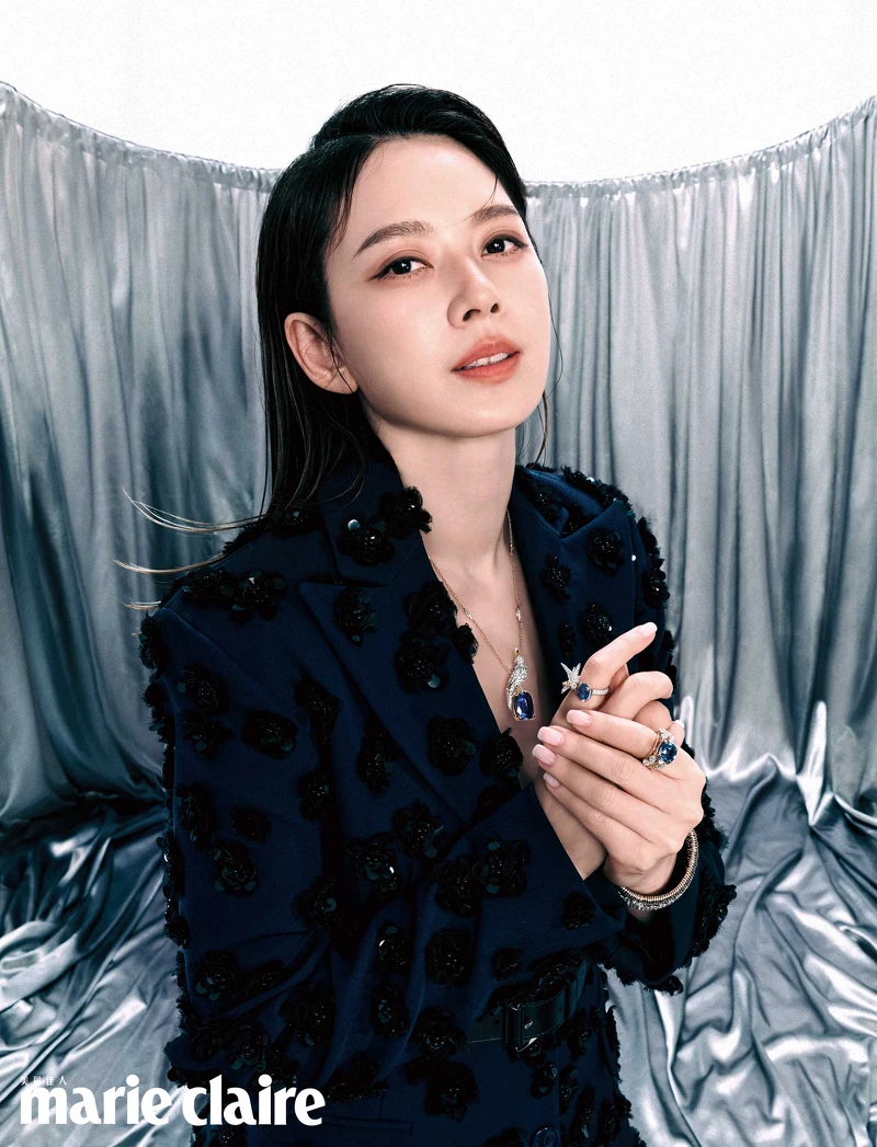 Jean Schlumberger by Tiffany高級珠寶系列鉑金及18K黃金鑲嵌坦桑石、鑽石及粉色藍寶石石上鳥鏈墜、Tiffany & Co. Schlumberger® Stitches 鉑金及18K黃金鑲嵌鑽石手環、Jean Schlumberger by Tiffany高級珠寶系列鉑金與18K黃金鑲嵌未經優化處理的藍寶石及鑽石石上鳥戒指、Jean Schlumberger by Tiffany高級珠寶蝴蝶造型系列鉑金與18K黃金鑲嵌未經優化處理的藍寶石及鑽石戒指,all by Tiffany & Co.;藍色繁花大衣,Michael Kors。 Jean Schlumberger by Tiffany高級珠寶系列鉑金及18K黃金鑲嵌坦桑石、鑽石及粉色藍寶石石上鳥鏈墜、Tiffany & Co. Schlumberger® Stitches 鉑金及18K黃金鑲嵌鑽石手環、Jean Schlumberger by Tiffany高級珠寶系列鉑金與18K黃金鑲嵌未經優化處理的藍寶石及鑽石石上鳥戒指、Jean Schlumberger by Tiffany高級珠寶蝴蝶造型系列鉑金與18K黃金鑲嵌未經優化處理的藍寶石及鑽石戒指,all by Tiffany & Co.;藍色繁花大衣,Michael Kors。