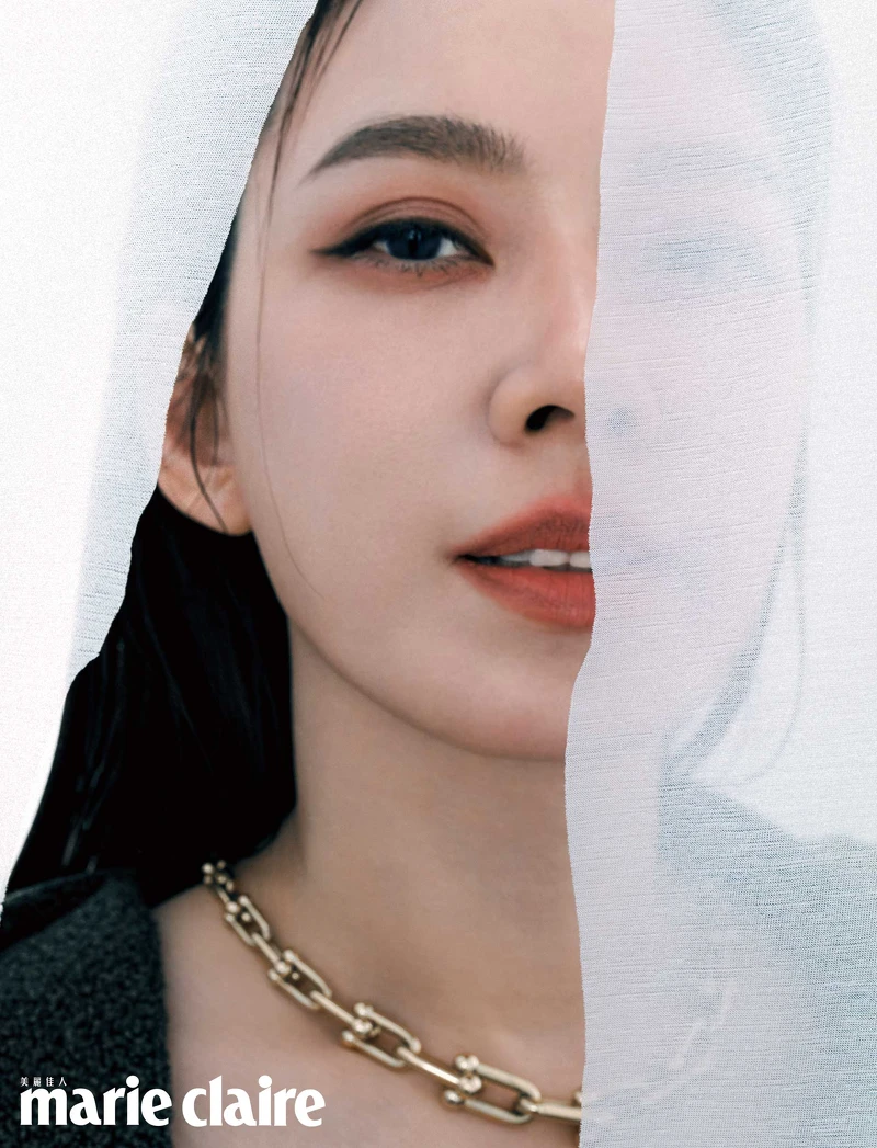 Tiffany HardWear 18K金鏈結設計項鍊,Tiffany & Co.;橄欖沙色毛呢連身洋裝,Ferragamo。 Tiffany HardWear 18K金鏈結設計項鍊,Tiffany & Co.;橄欖沙色毛呢連身洋裝,Ferragamo。