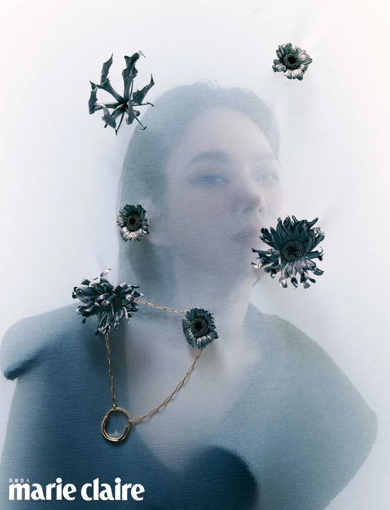 Tiffany Lock 18K金鑲鑽項鍊大型款,Tiffany & Co.;橄欖沙色毛呢連身洋裝,Ferragamo。 Tiffany Lock 18K金鑲鑽項鍊大型款,Tiffany & Co.;橄欖沙色毛呢連身洋裝,Ferragamo。