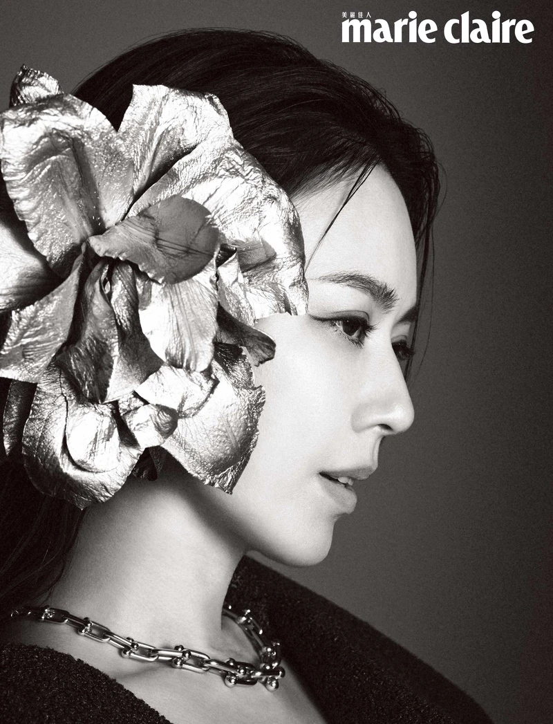 Tiffany HardWear 18K金鏈結設計項鍊,Tiffany & Co.;橄欖沙色毛呢連身洋裝,Ferragamo。 Tiffany HardWear 18K金鏈結設計項鍊,Tiffany & Co.;橄欖沙色毛呢連身洋裝,Ferragamo。