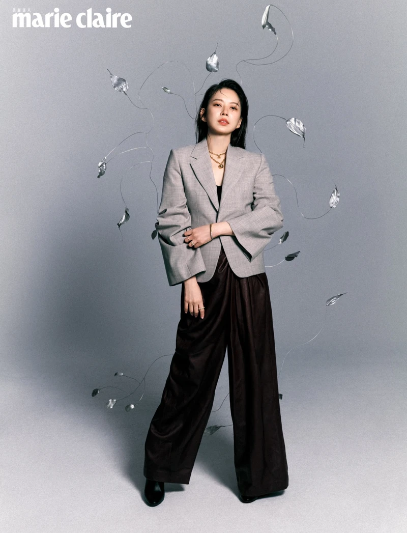 Tiffany T1 18K玫瑰金鑲鑽耳扣、Tiffany HardWear 18K金垂墜球形與鎖扣雙圈項鍊、Tiffany Lock 18K白金與黃金鑲鑽手環、Tiffany HardWear 18K金鏈結設計鑲鑽戒指、Tiffany T1 18K金寬版鋪鑲鑽石戒指、Tiffany Lock 18K金舖鑲鑽石戒指all by Tiffany & Co.;灰色西裝外套、黑色肩帶背心、咖啡色寬鬆皮褲,all by Loewe;黑色皮靴,Rene Caovilla。 Tiffany T1 18K玫瑰金鑲鑽耳扣、Tiffany HardWear 18K金垂墜球形與鎖扣雙圈項鍊、Tiffany Lock 18K白金與黃金鑲鑽手環、Tiffany HardWear 18K金鏈結設計鑲鑽戒指、Tiffany T1 18K金寬版鋪鑲鑽石戒指、Tiffany Lock 18K金舖鑲鑽石戒指all by Tiffany & Co.;灰色西裝外套、黑色肩帶背心、咖啡色寬鬆皮褲,all by Loewe;黑色皮靴,Rene Caovilla。