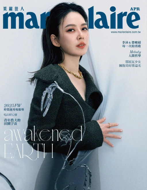 Tiffany HardWear 18K金鏈結設計項鍊、Tiffany HardWear 18K金鏈結設計鑲鑽戒指,both by Tiffany & Co.;橄欖沙色毛呢連身洋裝,Ferragamo。 Tiffany HardWear 18K金鏈結設計項鍊、Tiffany HardWear 18K金鏈結設計鑲鑽戒指,both by Tiffany & Co.;橄欖沙色毛呢連身洋裝,Ferragamo。