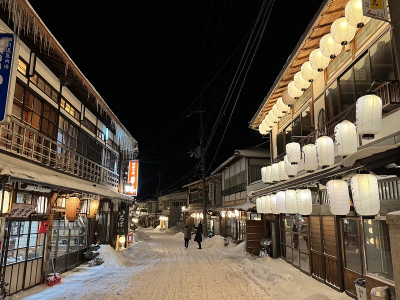 洞川溫泉海拔稍高,平均溫度略低,走在街上四處都是古色古香老旅館。 洞川溫泉海拔稍高,平均溫度略低,走在街上四處都是古色古香老旅館。