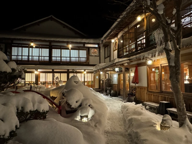 「光緣園 西清」擁有日式庭園與數寄屋風建築,遠眺則可見大峰山。 「光緣園 西清」擁有日式庭園與數寄屋風建築,遠眺則可見大峰山。
