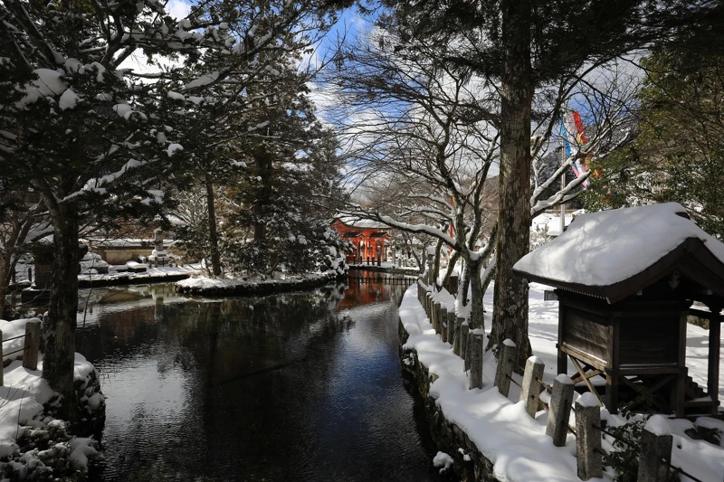 相傳在白鳳年間,大峯開山的役行者在大峯修行時,於麓地洞川發現了一處從岩石間汩汩湧出的清泉。如今這裡已是一座寧靜的池塘,但據說役行者發現時,這口泉水深不見底,呈現純淨的碧藍色。 相傳在白鳳年間,大峯開山的役行者在大峯修行時,於麓地洞川發現了一處從岩石間汩汩湧出的清泉。如今這裡已是一座寧靜的池塘,但據說役行者發現時,這口泉水深不見底,呈現純淨的碧藍色。