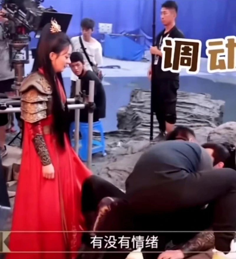 辛雲來拍《與鳳行》被導演鄧科怒罵，左側紅衣是趙麗穎。