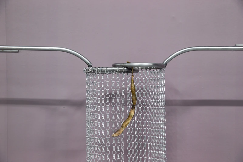 黃麗音，《豆簾子》（局部），2025，低碳鋼、銅、鍊條，140 × 108 × 21公分。圖像由北美館提供。