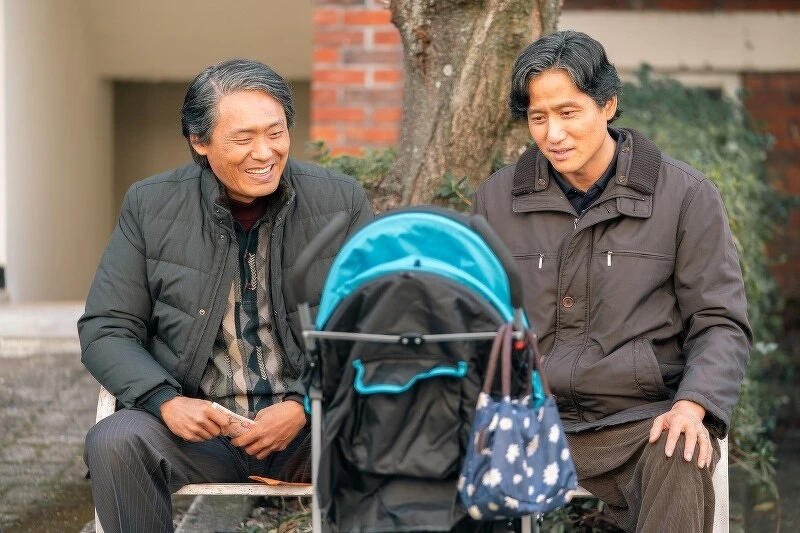 崔代植(左)飾演夫商吉入圍最佳男配，《苦》戲獨缺飾演中年梁寬植的朴海俊，成遺珠之憾