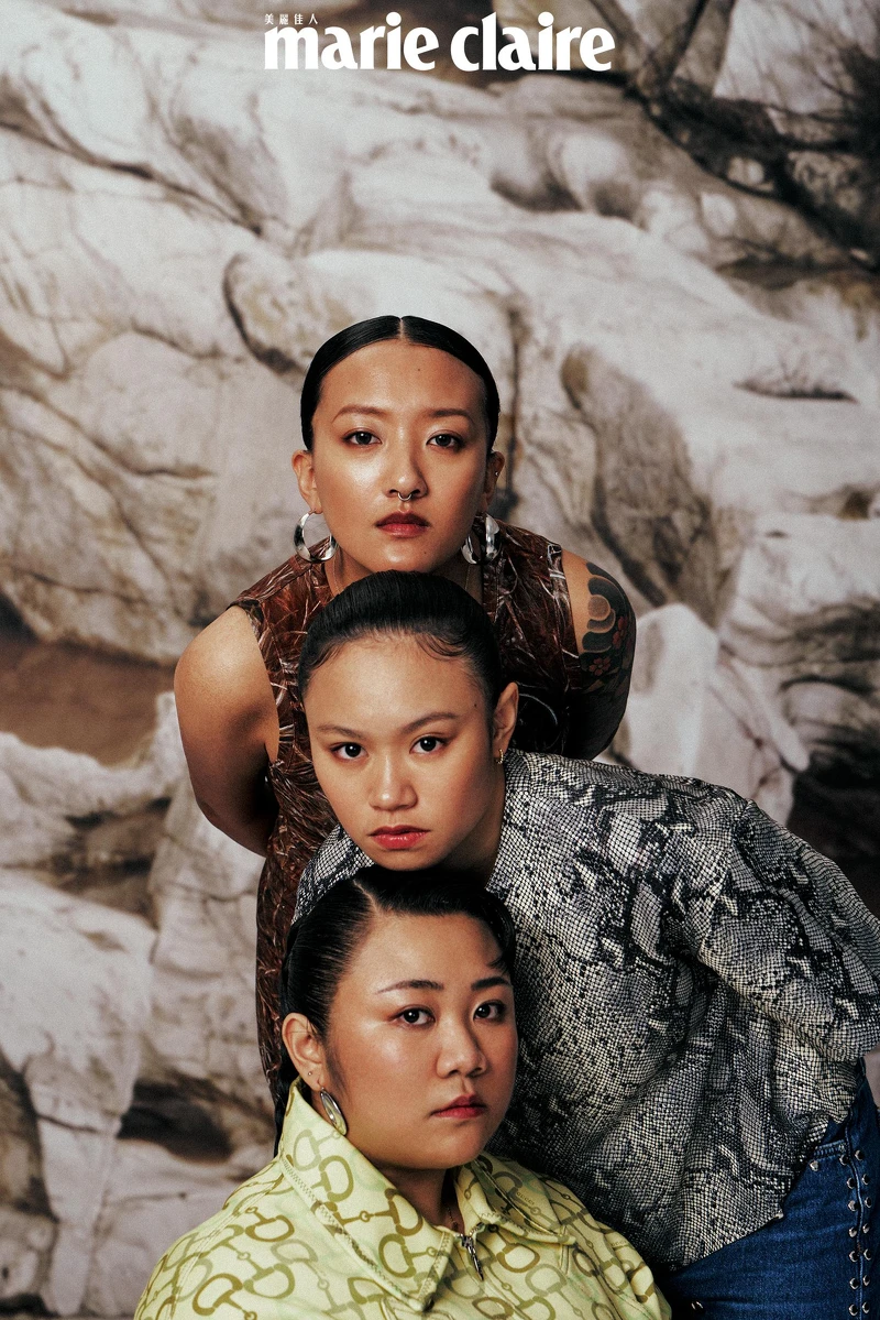 Kivi：羽毛背心洋裝，Loewe。曾妮：淺綠色襯衫，Gucci。真愛：蛇紋上衣、鉚釘牛仔褲，Both by All Saints。