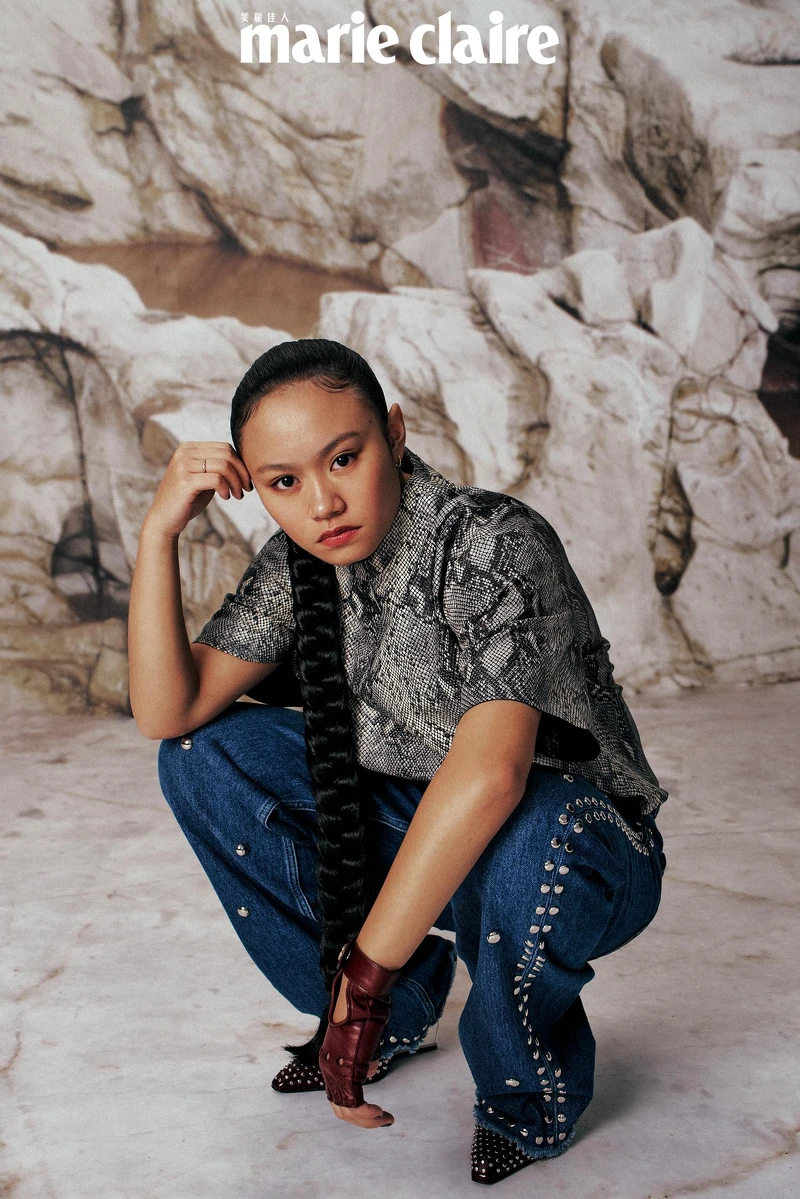 蛇紋上衣、鉚釘牛仔褲，Both by All Saints；紅色高跟鞋，Gucci。