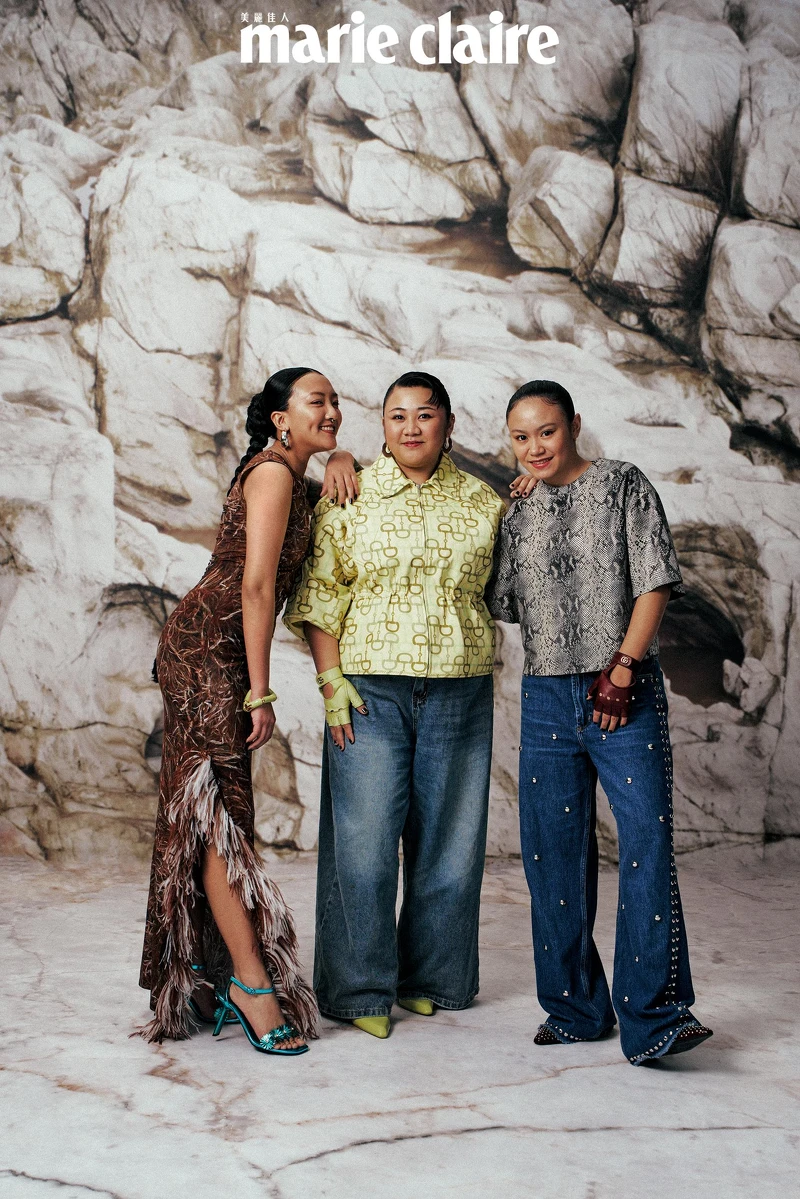 Kivi：羽毛背心洋裝，立體花朵高跟涼鞋，Both by Loewe：綠色手環，Gicci。曾妮：淺綠色襯衫、淺綠色手套，青蘋果綠色高跟鞋，All by Gucci。真愛：蛇紋上衣、鉚釘牛仔褲，Both by All Saints；紅色高跟鞋，Gucci。